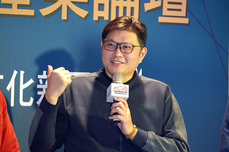 賽道日達人周伯雄則是以自己引領愛車族自道路奔馳轉至賽道體驗的經驗,闡述賽車運動對於提升駕駛安全觀念的重要性。