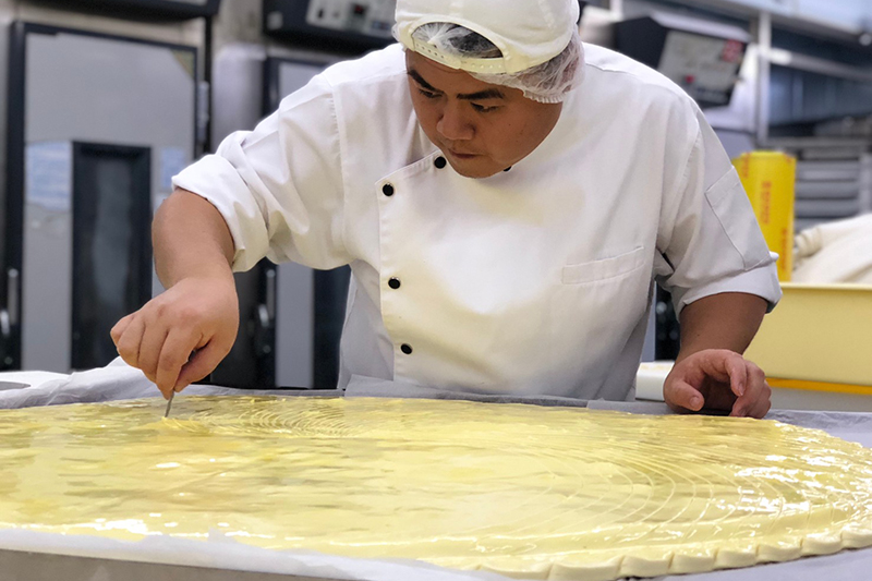 王鵬傑師傅聚精會神製作國王派。(圖:莎士比亞烘焙坊提供)