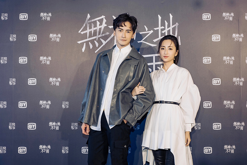 【車勢星聞】《無神之地不下雨》鄭元暢(左)、柯佳嬿友情出演「風神」和「雲神」,出現的場次都是關鍵性時刻。(圖:三鳳製作提供)