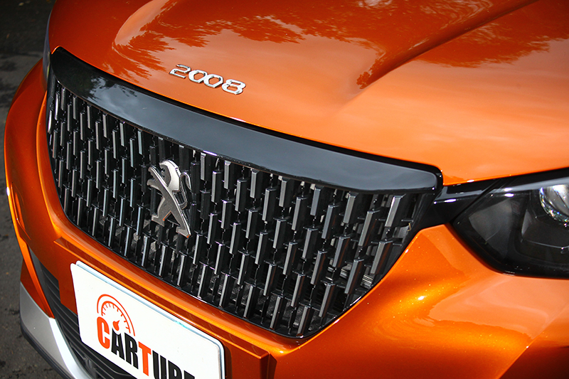 試駕的GT版本擁有討喜的縱向鍍鉻水箱護罩,既霸氣又精緻。