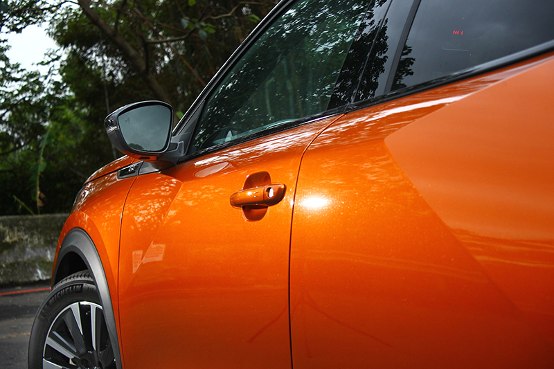 注意看車側鈑件的摺痕,你可以察覺更多設計師巧思。