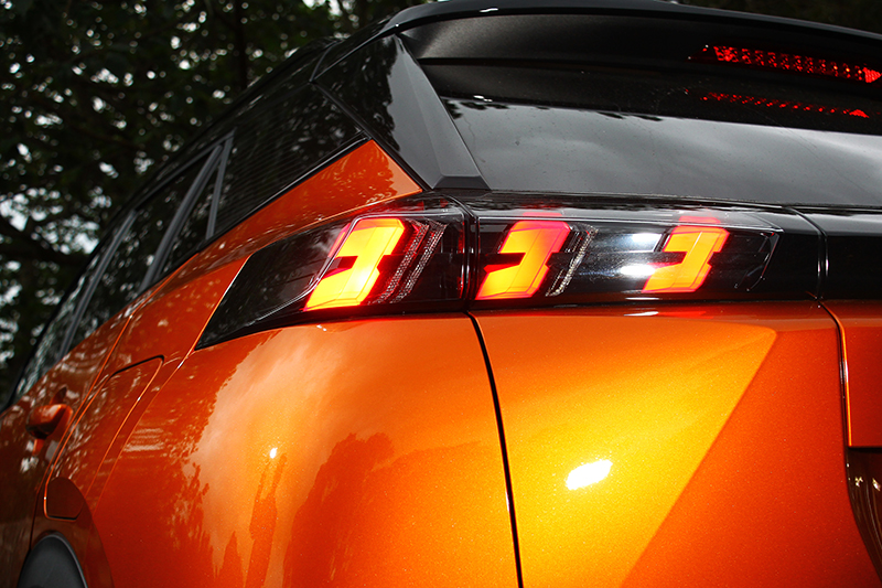 同以獅爪元素設計的尾燈組,既大氣亦觀感流麗。