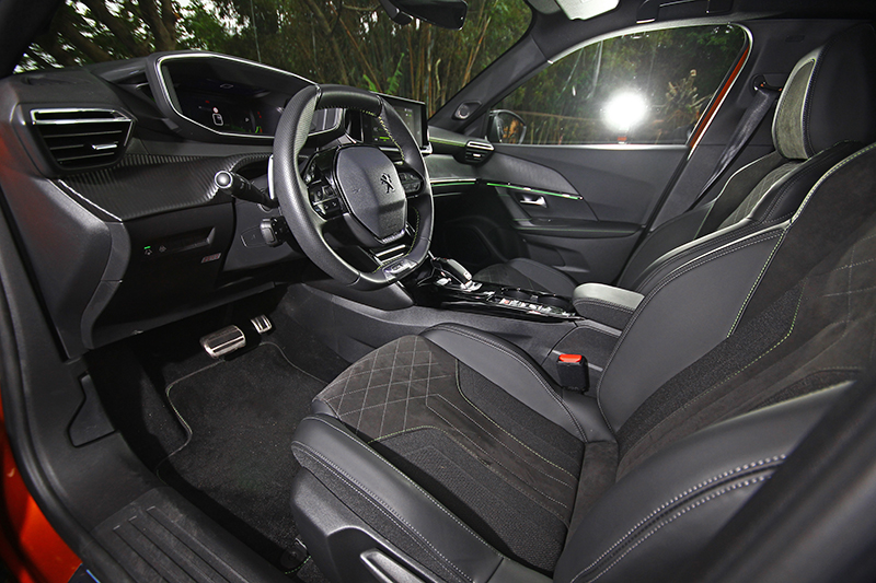 大面積軟質膠料處理,成就同級CUV絕無僅有的優異座艙質感。