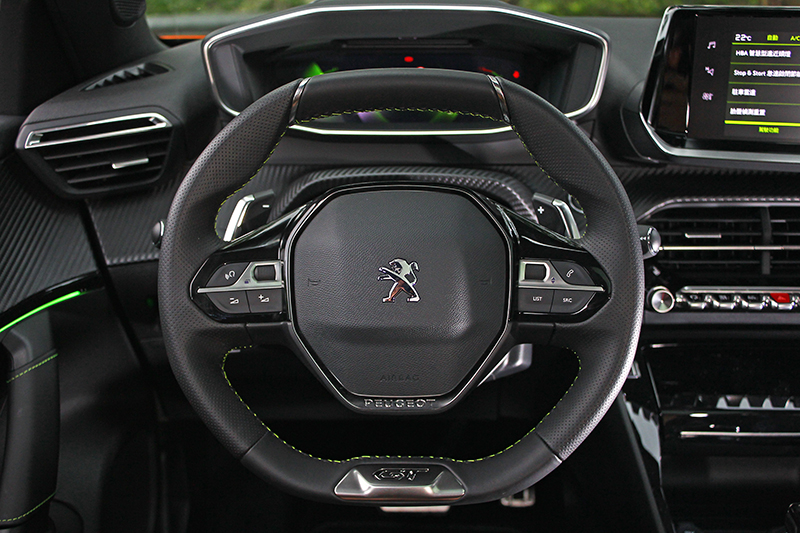 i-Cockpit®座艙特有的小尺寸方向盤,視覺與觸覺皆屬上乘。