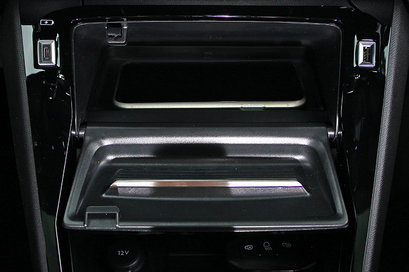 全新2008的各式充電機制未免太多!包括USB、12V、USB Type-C以及GT專屬的無線充電座全都一應俱全。