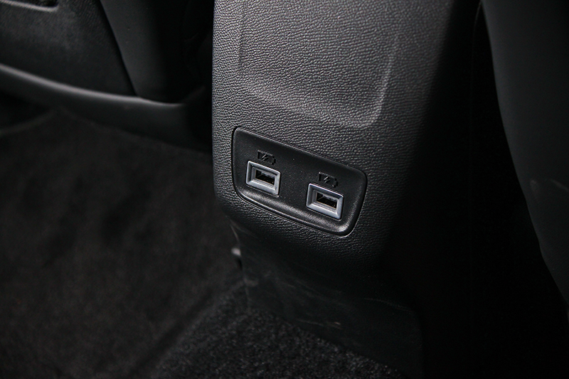就算後座依然有兩個USB充電孔,雙前座椅下方還有腳部出風口。