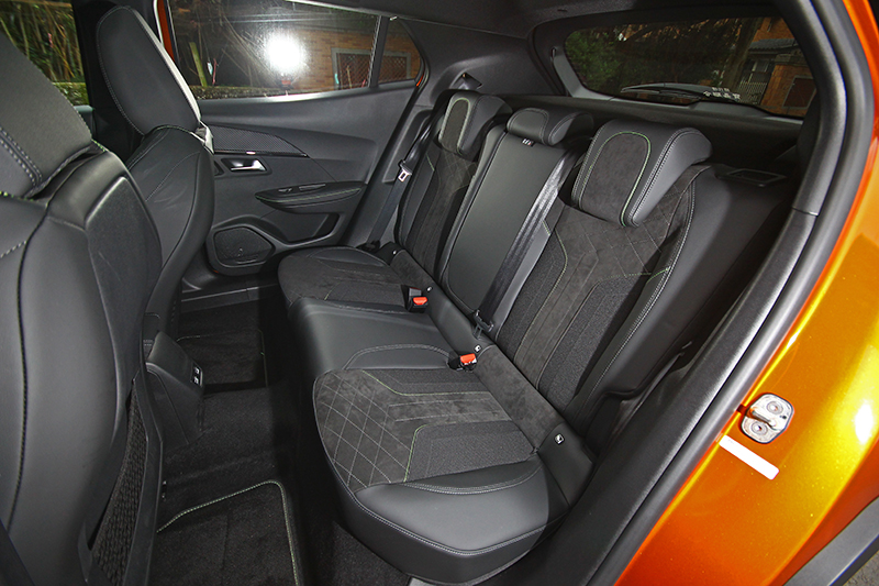 後座空間超乎想像舒適,受惠於車窗設計與全景可開啓式玻璃車頂壓迫感也並不嚴重。