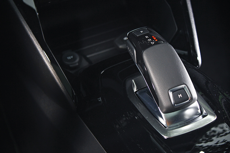 EAT8智慧手自排變速系統協同輕車重,讓全新2008的加速感頗為輕快自在。