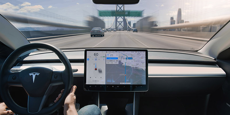 Tesla Autopilot 自動輔助駕駛系統持續引進新功能並改善現有功能,使 Tesla 車輛的安全性和功能與時俱進。