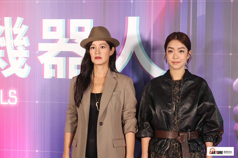 VR電影《囍宴機器人》主要演員(左起)Janet(謝怡芬)、李霈瑜(大霈)。