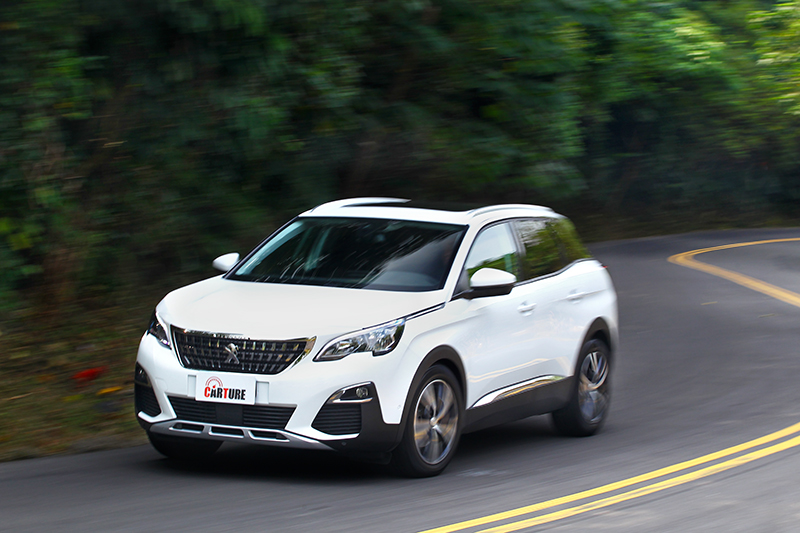 3008 SUV 1.5L BlueHDi不僅設計美型銳利,更憑藉柴油引擎的飽滿輸出體現隨傳隨到的動力。