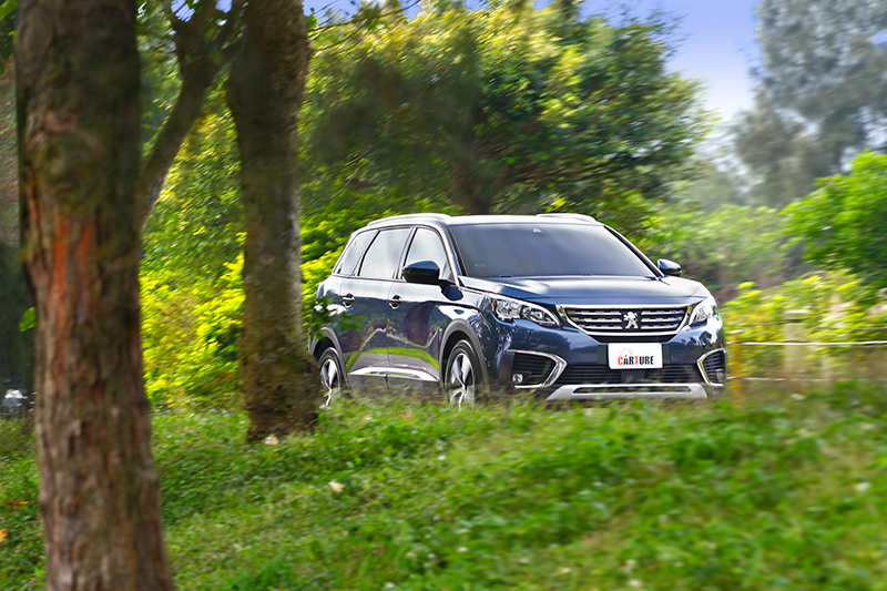 5008 SUV 1.5L BlueHDi不僅利用七人座大空間滿足全家所需,更身擁足以乘載七位成人的洶湧推力。