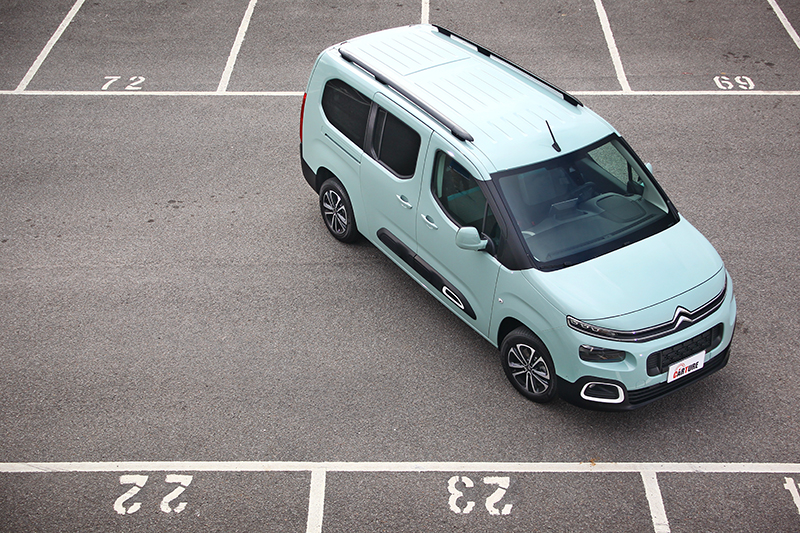 廣受好評的七人座MPV — CITROËN BERLINGO,配置的也是這具1.5L BlueHDi高壓共軌渦輪增壓柴油引擎,因而帶來高達19.4km/L的超優異平均油耗。