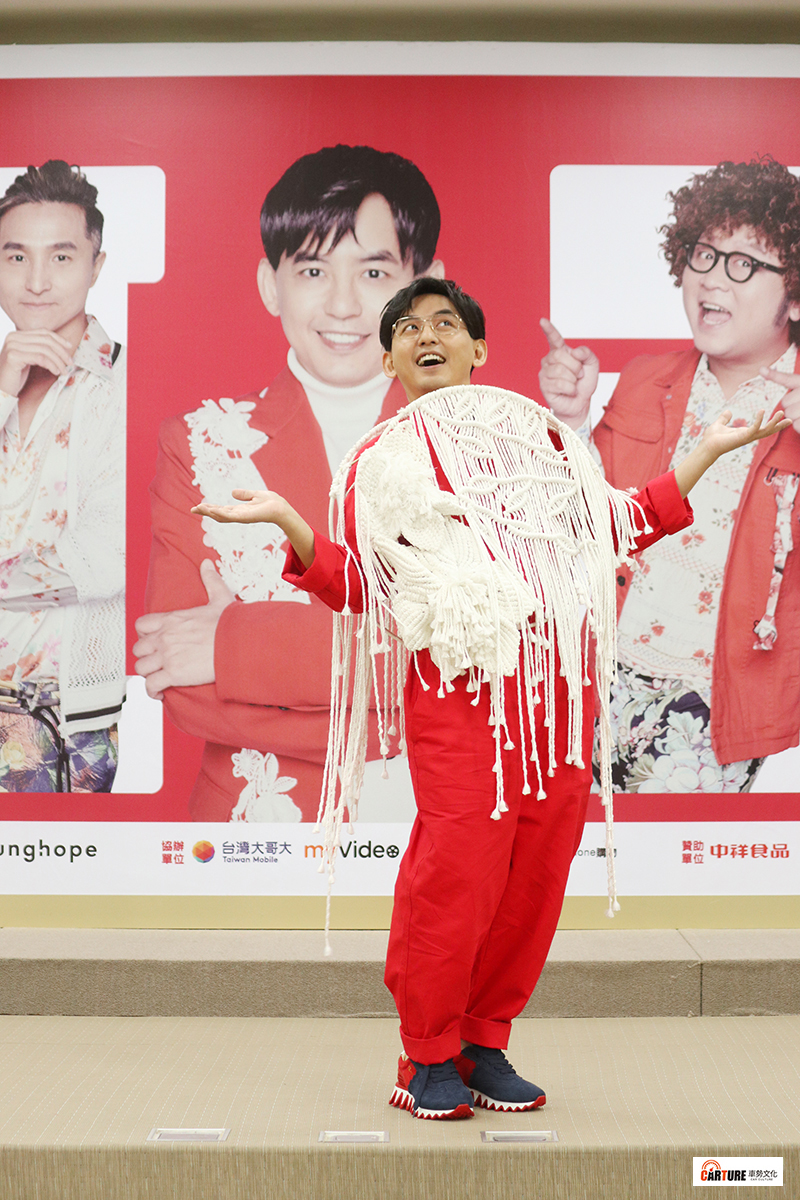 【車勢星聞】《紅白》總主持人黃子佼一席「捕夢網」造型登場。