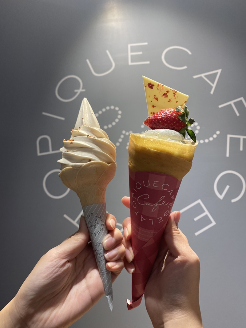 gelato pique café冬季限定「草莓千層可麗餅」(右起)x「蜷尾家-花生牛奶霜淇淋」。(圖:品牌提供)