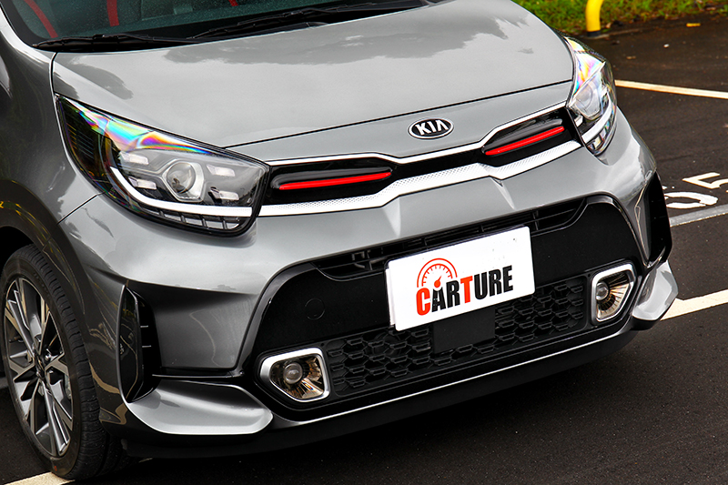 頭燈與水箱護罩的飾條營造一體式感受,保險桿也有進行局部修改。