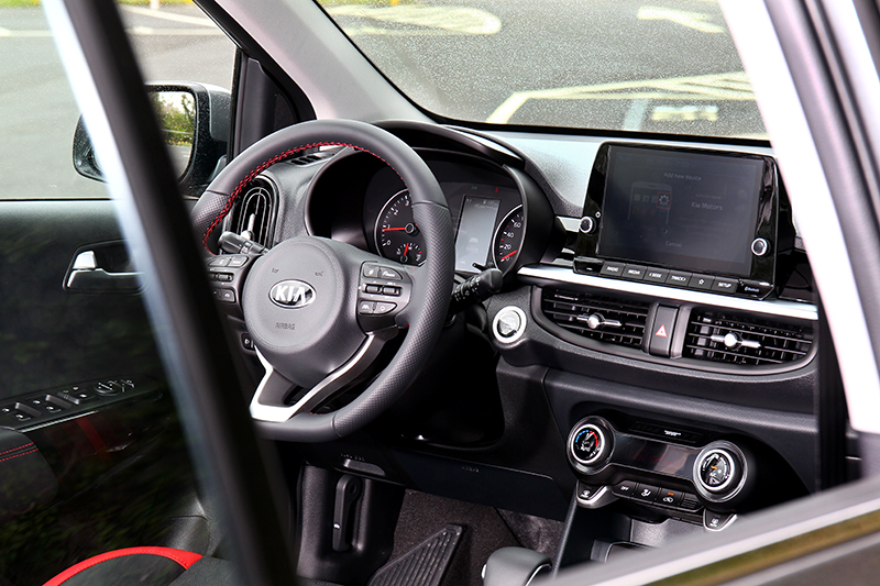 座艙並未做任何變動,但憑藉飾板細膩的壓花即使入門車型但卻不會顯得過於廉價。