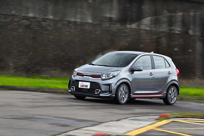 雖搭載1.2升自然進氣引擎,但從起步加速一路至中速都有著相當輕快反應。