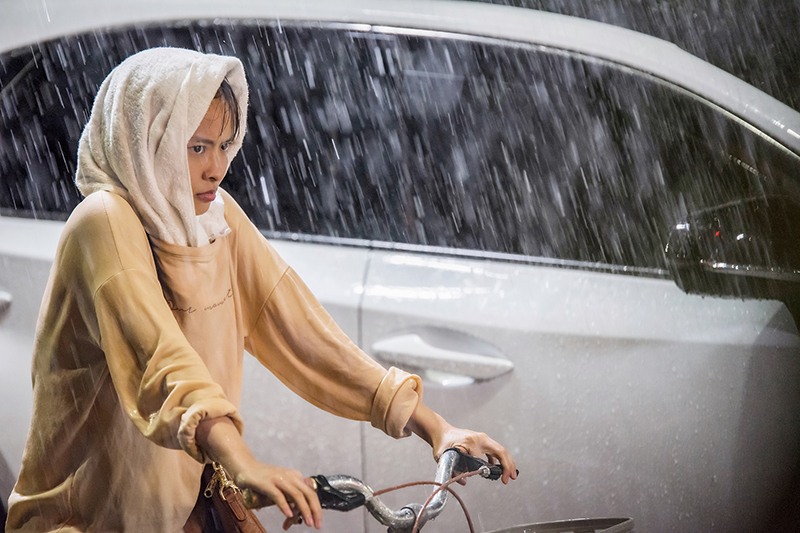 【車勢星聞】《王牌辯護人》葉星辰在暴雨中拍戲。(圖:東森戲劇提供)
