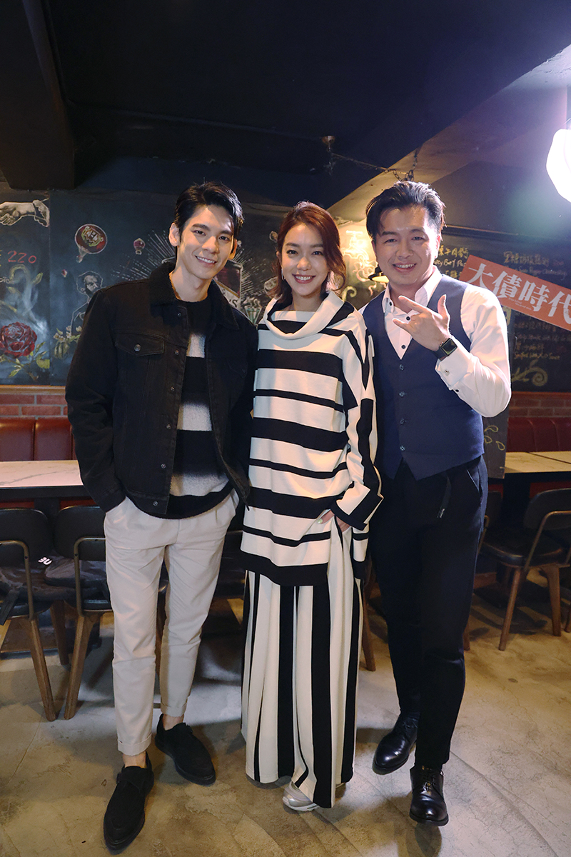 【車勢星聞】林柏宏(左)、李霈瑜(中)《大債時代》演繹上班族,體驗小資職場甘苦。(圖:E!Studio藝鏡到底提供)