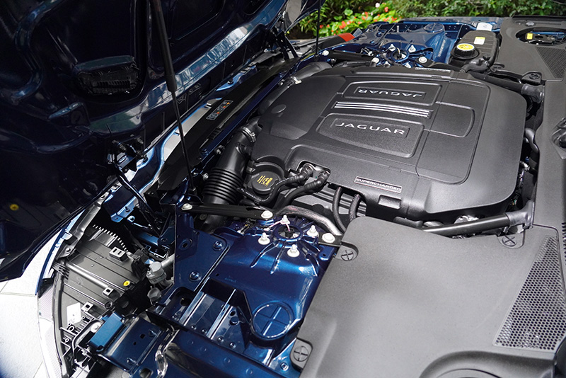 同級唯一搭載5.0升 V8機械增壓的P450 R-Dynamic車型,除了標準配備主動式電子懸吊系統,更可輸出450PS/580Nm的強悍動力。