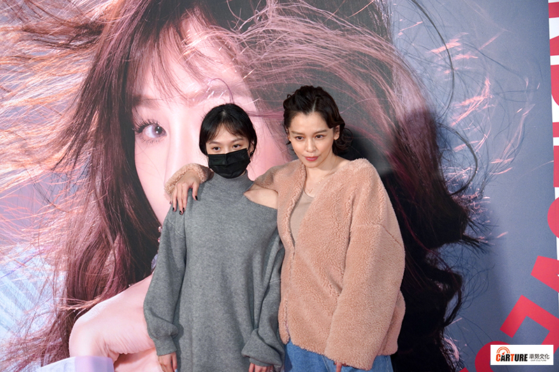 【車勢星聞】徐若瑄(右)帶大女兒現身觀賞王心凌台北小巨蛋演唱會。