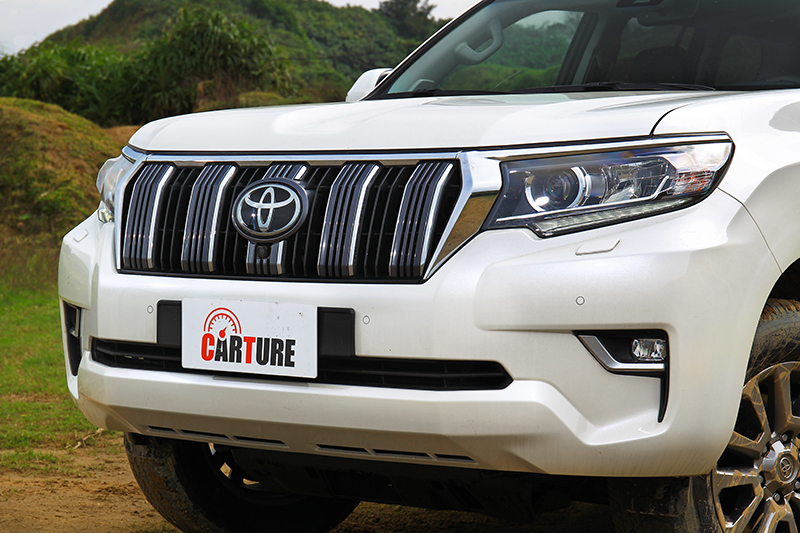 提高的LED頭燈組搭配一體式混搭水箱護罩,帶來更厚實精緻的前臉扮相。