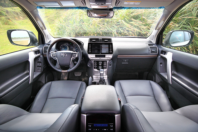 座艙不僅選用質材更細膩,集中於駕駛側的控制介面與寬闊的視野,也讓越野行駛時更無窒礙。