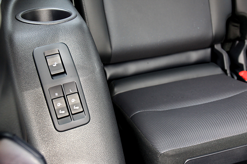 具保冷功能的大容積中央扶手置物區與第三排座椅電動調整收折功能,是高規越野旗艦版的專屬配置。