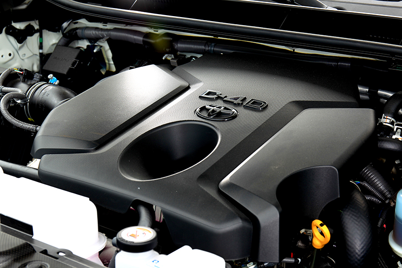 原本的4.0升自然進氣汽油心臟改以2.8升柴油渦輪增壓引擎入替,換來的是巨幅暴漲至51公斤米的峰值扭力與11.4km/L平均油耗成績。