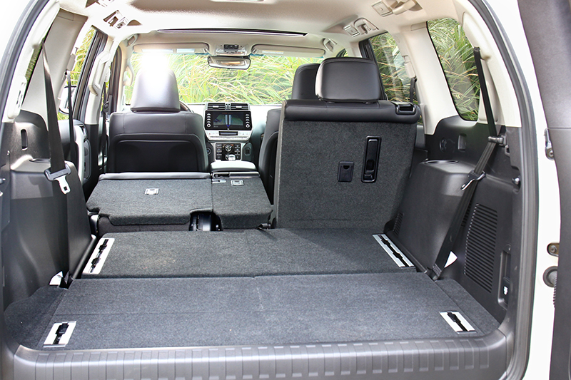 當第三排甚至第二排座椅收折,偌大的空間什麼樣的露營、潛水器材或單車皆能輕鬆置入。