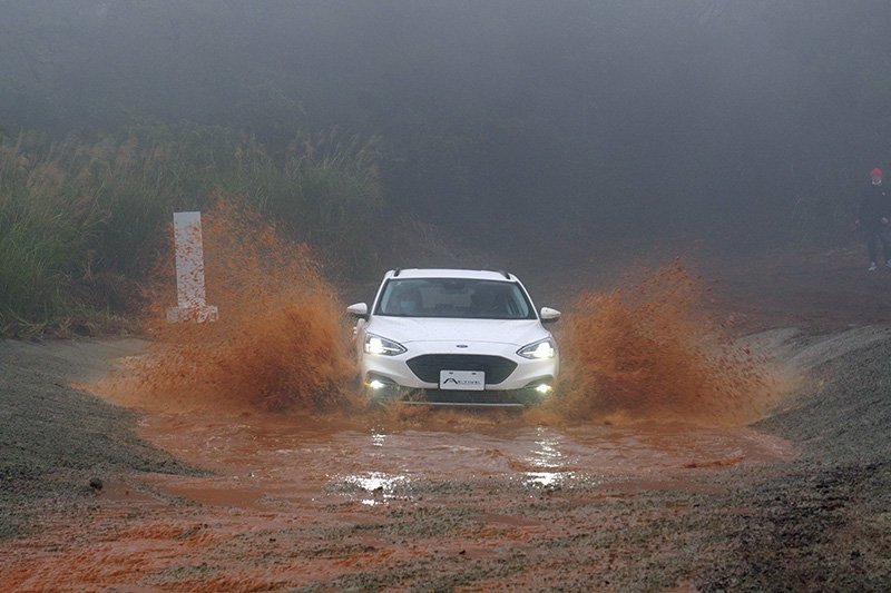 車商在安排前驅跨界車試駕時,讓媒體過水坑應該是首見。