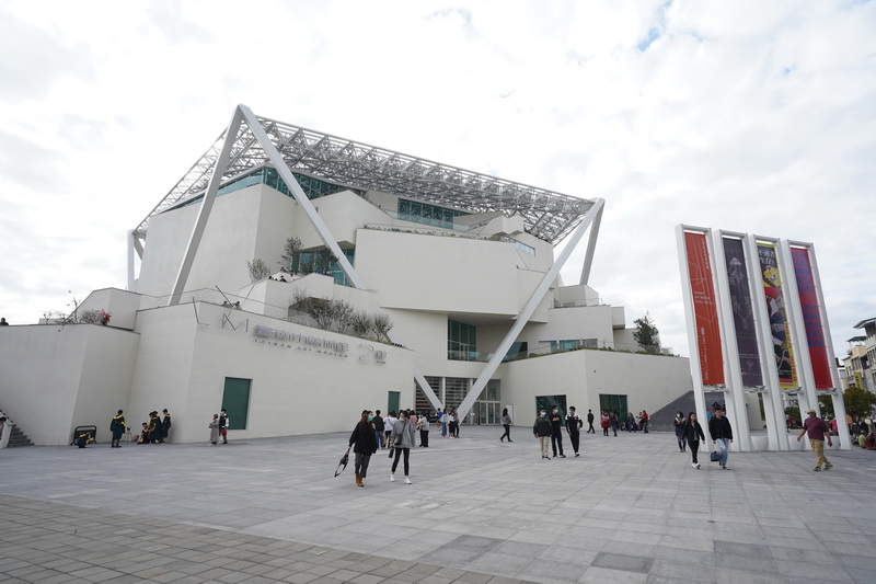 台南第二美術館以五角形作為結構主體並輔以白色作為主色調,賦予建築物清新高雅的視覺印象