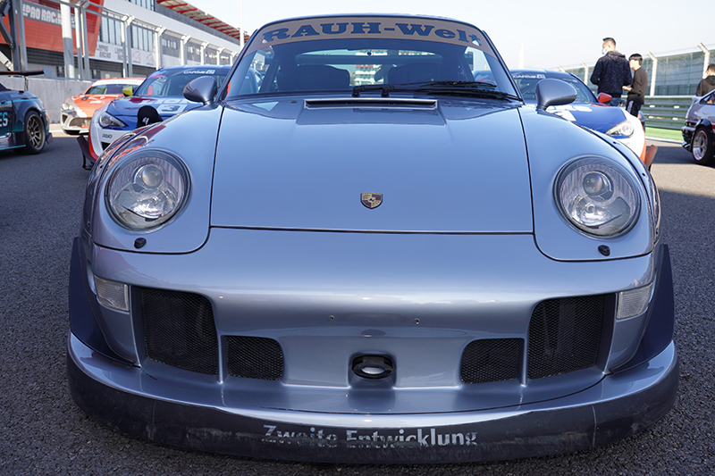 【車勢星聞】電影《叱咤風雲》在賽車場舉辦盛大首映會-Porsche 993 RWB。