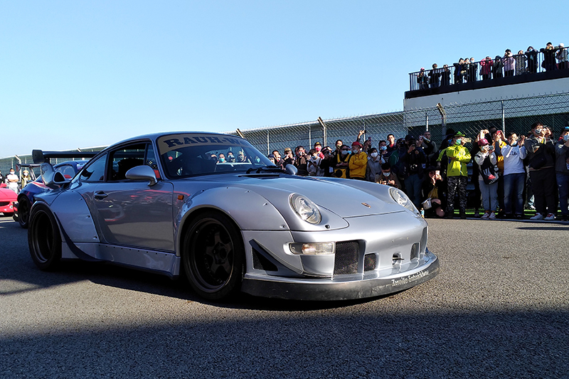 【車勢星聞】電影《叱咤風雲》在賽車場舉辦盛大首映會-Porsche 993 RWB。