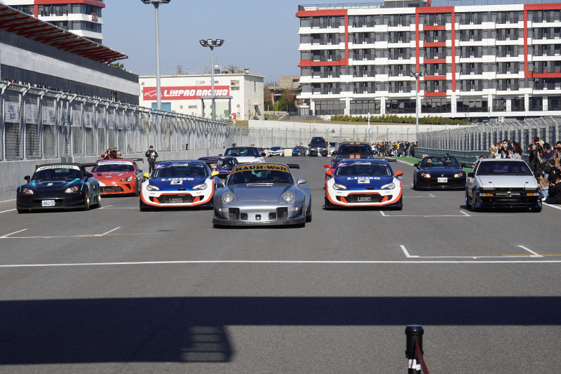 【車勢星聞】賽車電影《叱咤風雲》拍攝使用車輛包含Toyota 86廠車、Porsche 993 RWB、Toyota AE86在賽道上載著演員們帥氣出場。