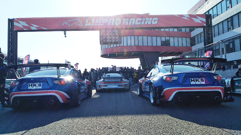 【車勢星聞】賽車電影《叱咤風雲》拍攝使用車輛包含Toyota 86廠車、Porsche 993 RWB、Toyota AE86在賽道上載著演員們帥氣出場。