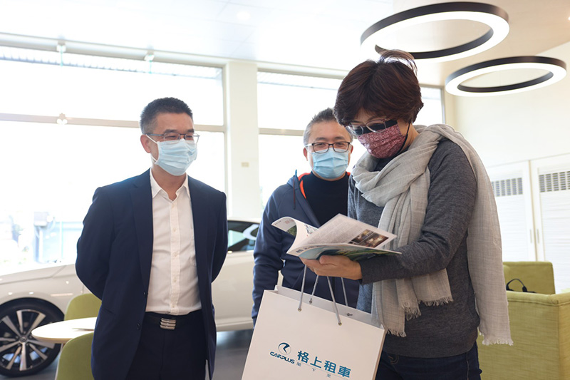 台東縣長至格上租車表達感謝。圖左為格上租車副總經理鄭榮富、圖右為台東縣長饒慶鈴。