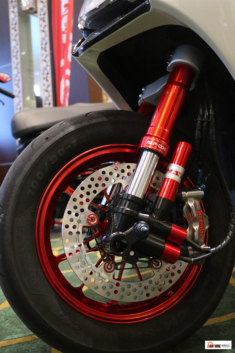 Brembo為12吋速克達及輕型檔車開發專用競技煞車盤,新品發表會邀請「小旋風」林志穎快閃站台。