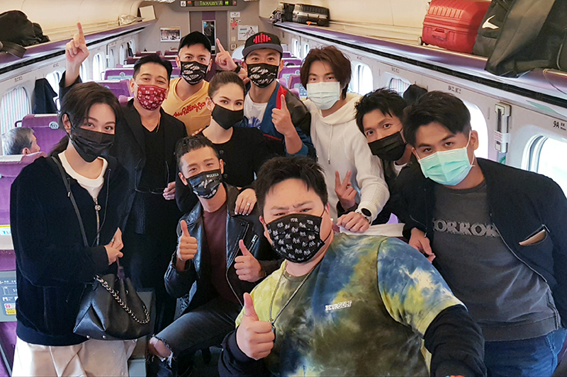 【車勢星聞】電影《叱咤風雲》南下宣傳巧遇《角頭》,執行「彈弓戰術」相互打氣。(圖:創映電影、量能影業提供)