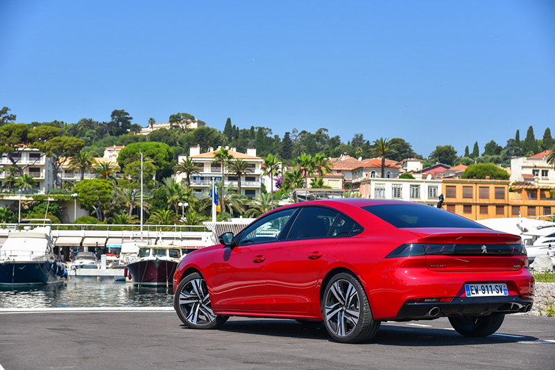 轉型成更動感炫目的四門跑房車。