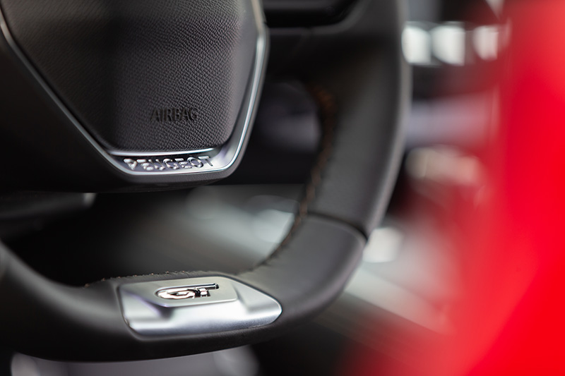 方向盤下緣有車型專屬銘牌。