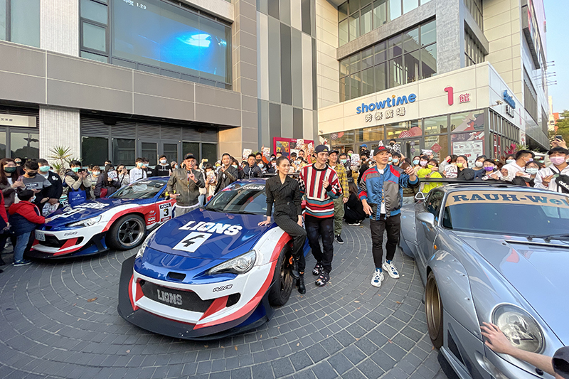 【車勢星聞】《叱咤風雲》Toyota 86廠車、Porsche 993 RWB、Toyota AE86、S2000現身台中會影迷。(圖:創映電影、量能影業提供)