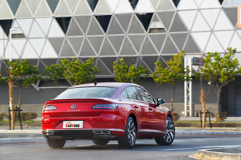 雖沒有運動化懸吊但Arteon Fastback仍有著穩定穩定的操控。
