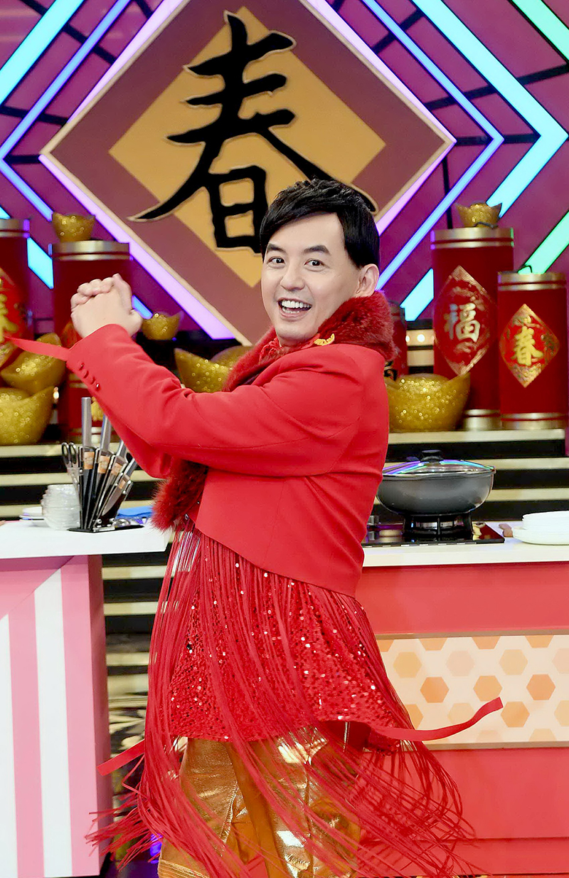【車勢星聞】黃子佼率眾星錄《牛兆豐年賀新春-女王當家初一特企》。(圖:華視提供)