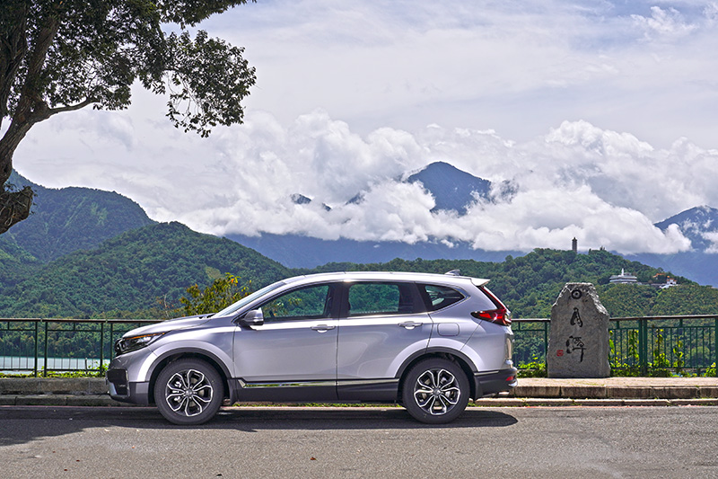 像是CR-V或KUGA這種標準尺碼SUV擁有更寬裕的空間,但缺點就是直逼百萬甚至超越不少。