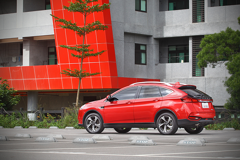 LUXGEN U6 GT擁有4,630mm車長與2,720mm軸距,尺碼甚且較直接對手CR-V與KUGA還要闊綽。