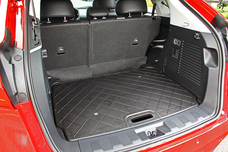 後座6/4分離椅背設計可利用One Touch一鍵翻倒,行李廂裝載大型物件省時又省力。