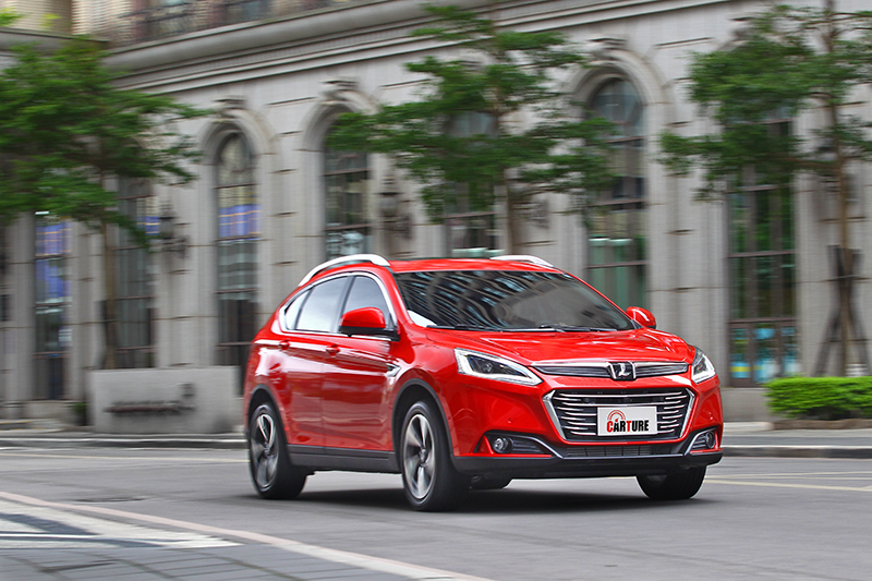 調效得恰到好處的底盤與懸吊,也讓U6 GT相較於對手擁有最具駕馭樂趣的動感魅力。