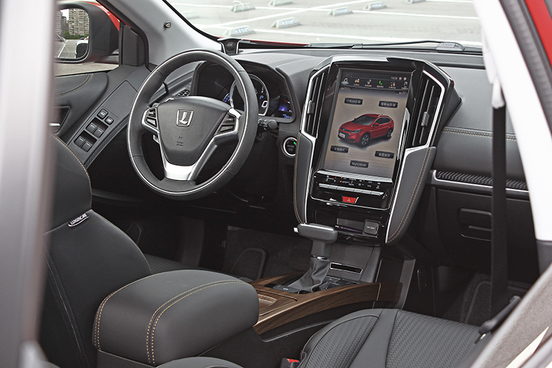 奠基於品牌所強調的智慧科技,12吋直立式多功能觸控螢幕、行車AR影像、APA智駕輔助停車、開門防撞系統、BSD盲點偵測以及RCTA後方車側警示等享樂與安全配備一樣不缺。